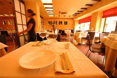 Comedor del restaurante madrileño Muu. Abajo, ensalada de tres tipos de tomates:   raf  , amarillos y   kumato  s.