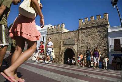 Sobre el arco de entrada al casco antiguo de Tarifa se puede leer que la ciudad fue 