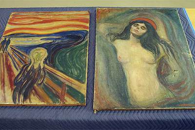 Los ladrones, durante su fuga del Munch Museum de Oslo con  Madonna  y  El grito .