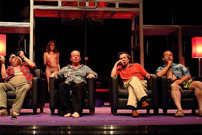 De izquierda a derecha, Carles Canut, Juan Echanove, Boris Ruiz y Mingo Ràfols. Al fondo, Belén Fabra.