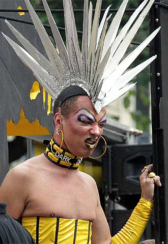 Un participante de la  Tecno Parade   de París .