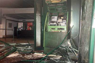 Estado en que quedó la sede de la BBK de Getxo (Vizcaya) atacada anteanoche.