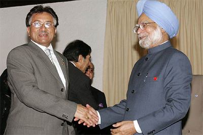 Pervez Musharraf (izquierda) saluda a Manmohan Singh, ayer en La Habana.