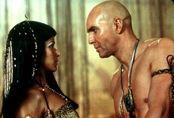 Una escena pasional de El regreso de la momia, con la seductora Anck-su.namun (Patricia Velásquez) y su amante eterno, Imhotep (Arnold Vosloo)
