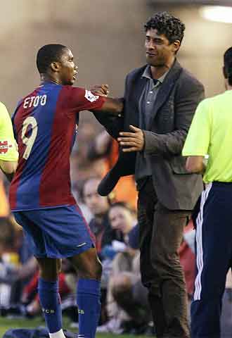 Eto'o celebra su gol, el primero del Barça, con su entrenador, Frank Rijkaard.