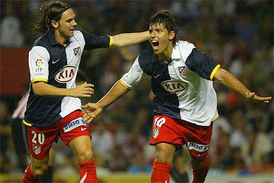 Agüero corre alborozado tras su gol mientras Maniche se apresura a felicitarle.