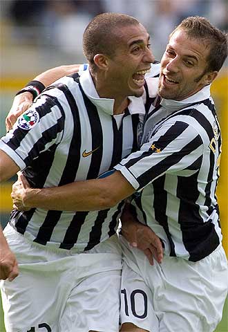 Del Piero (a la derecha) abraza a Trezeguet tras marcar el francés.