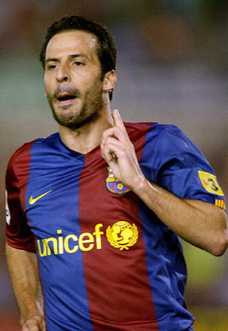 Giuly celebra su gol al Racing.