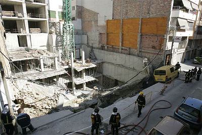 Un derrumbe obliga a evacuar  12 viviendas en Alicante