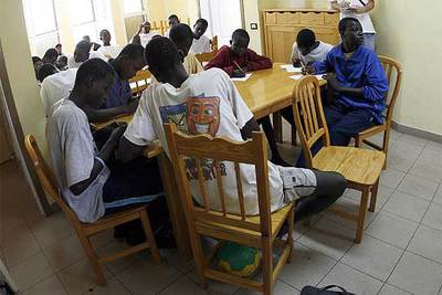 Menores subsaharianos de entre 10 y 17 años asisten a clase en un centro de acogida de Tenerife.