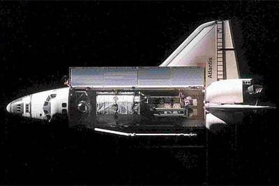 El transbordador  Atlantis,  con la bodega abierta, visto desde la Estación Espacial el pasado 11 de septiembre.