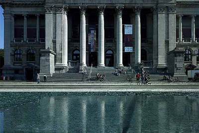 Bimba Bosé luce un modelo de Delfín con texto estampado.