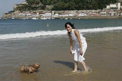 Ai Qin Lin, protagonista de  Ghosts,  ayer en la playa de La Concha de San Sebastián.