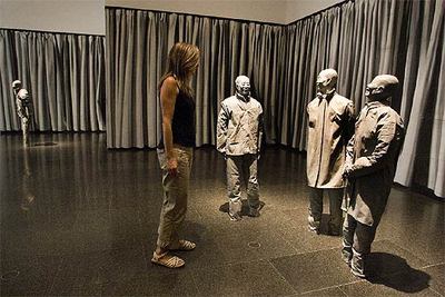 Una visitante ante  The Nature of Visual Illusion  (1994), de Juan Muñoz, que se exhibe en el Macba.