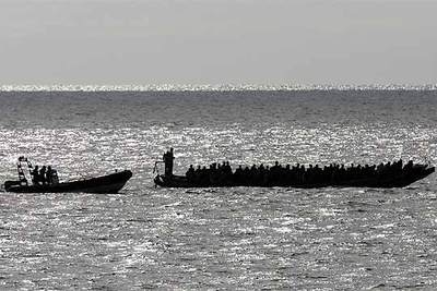 Una embarcación con 158 inmigrantes indocumentados, a su llegada ayer al puerto de Santa Cruz de Tenerife.