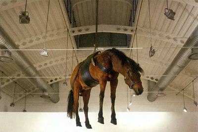 'The Ballad of Trotsky' (1996), de Maurizio Cattelan.