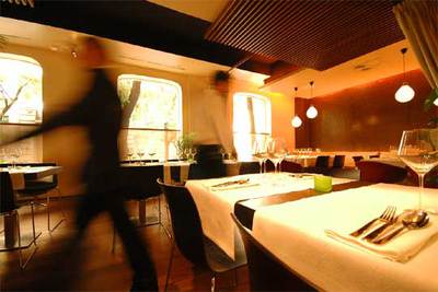 Comedor del nuevo restaurante Okra, donde se degustan los platos de fusión del  chef  Leonardo Gómez.