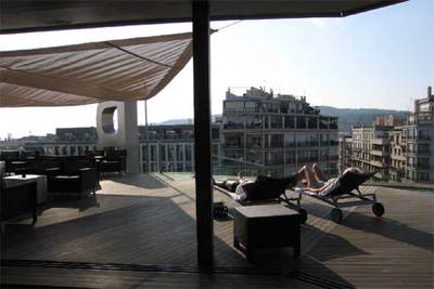 El B-Hotel, proyectado por el arquitecto Alfredo Arribas, ofrece en su azotea un espacio rn chill out,  un solárium y una piscina.