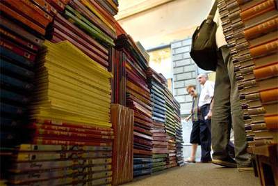 El libro de ocasión se suma a la celebración en el paseo de Gràcia