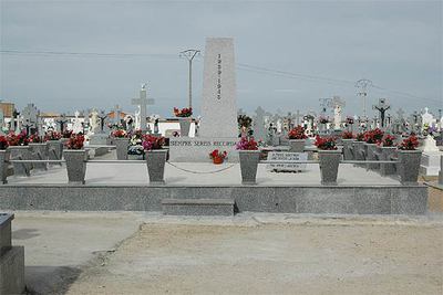 Monumento funerario que cubre la fosa común en la que se enterró a presos del penal de Ocaña, en el cementerio de esta localidad.