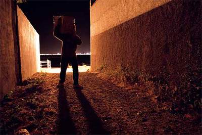 Un callejón de La Línea utilizado para cargar droga en vehículos tras ser desembarcada por la noche en la playa.