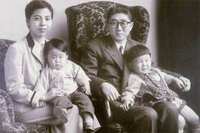 CON SU PADRE, EL MINISTRO DE EXTERIORES