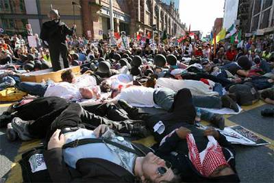 MILES DE MANIFESTANTES CONTRA BLAIR Y LA GUERRA