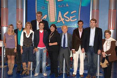 Eduardo Punset, cuarto a la derecha, con los profesores de  El primero de la clase. 