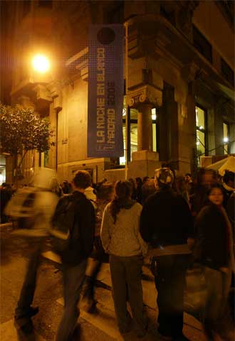 Decenas de ciudadanos a las puertas del Círculo de Bellas Artes, pasadas las cinco de la madrugada de ayer.