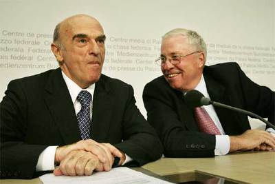 Los ministros suizos de Economía, Hans-Rudolf Merz (izquierda), y Justicia, Christoph Blocher, ayer en Berna.