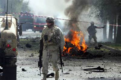 Un soldado estadounidense se aleja de los restos de un coche bomba el 8 de septiembre en Kabul.