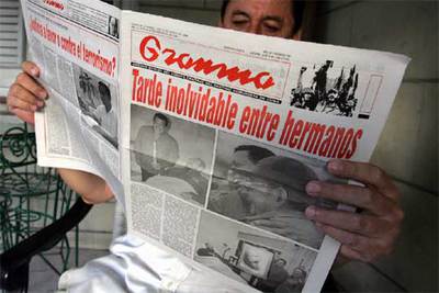 Un hombre lee el diario  Granma , órgano del Partido Comunista de Cuba, el pasado 14 de agosto.