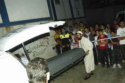 El féretro de la niña asesinada, durante el traslado.