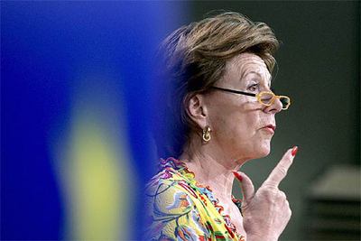 La comisaria europea de la Competencia, Neelie Kroes, durante una intervención en julio pasado.