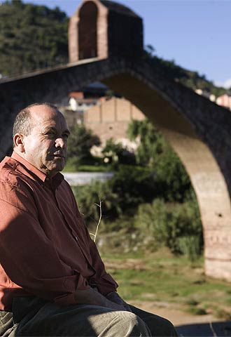 Ahmed Tommouhi, ayer, con el  Puente del Diablo  al fondo, en Martorell (Barcelona).