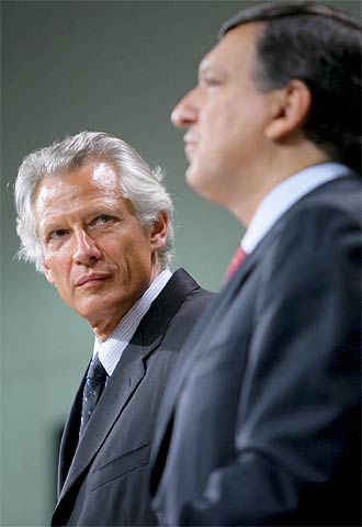 Dominique de Villepin y José Manuel Durão Barroso, ayer en Bruselas.