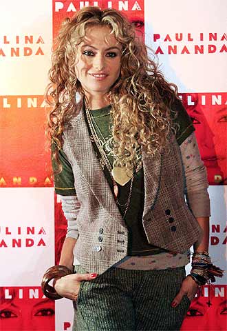 Paulina Rubio, tras recibir en Madrid el disco de platino por la venta de más de 80.000 ejemplares de su disco  Ananda  en sólo una semana.