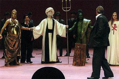 Una escena del montaje de Hans Neuenfels de  Idomeneo,  de Mozart, durante su representación en 2003.