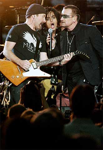 The Edge (izquierda) canta con Billie Joe Armstrong (Greenday) y Bono.