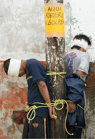 Dos sospechosos de robo, atados a un poste en Oaxaca.