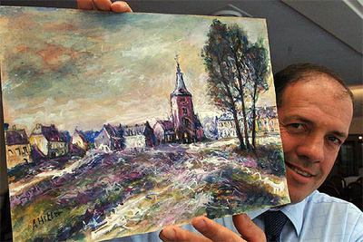 El subastador Ian Morris muestra ayer la obra que alcanzó el precio más alto, 15.000 euros.