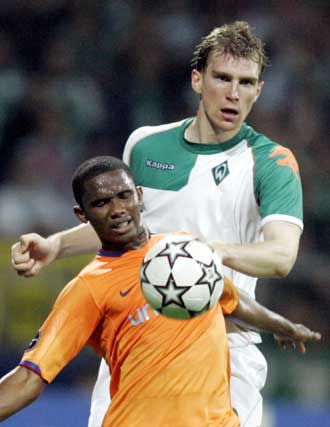 Eto'o, en pugna con Mertesacker.