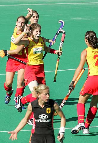 Raquel Huertas, en el centro, celebra su gol a Alemania.