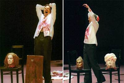 Escenas del ensayo de  Idomeneo : a la izquierda, la cabeza de Jesucristo; a la derecha, las de Mahoma y Buda.