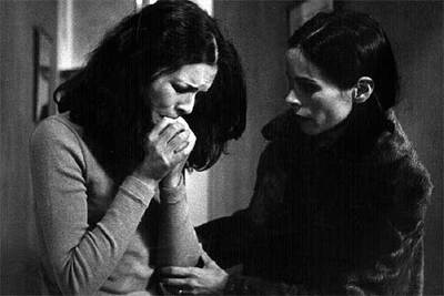 Isabel Mestres y Geraldine Chaplin, en una imagen de  Elisa, vida mía. 