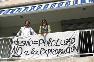 Vecinos protestan contra el desvío de la riera en Salou.