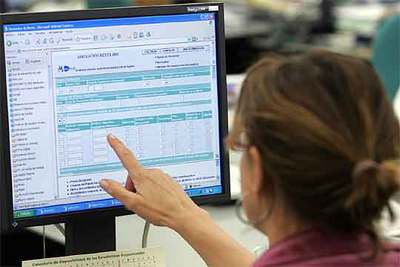 Una mujer hace la declaración de la renta a través de la página  web  del Ministerio de Economía.