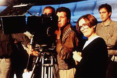 Pilar Miró, durante el rodaje de 'Tu nombre envenena mis sueños' en 1996, un año antes de morir.