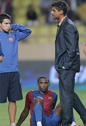 Saviola, junto a Eto'o y Rijkaard, en el partido de la Supercopa.