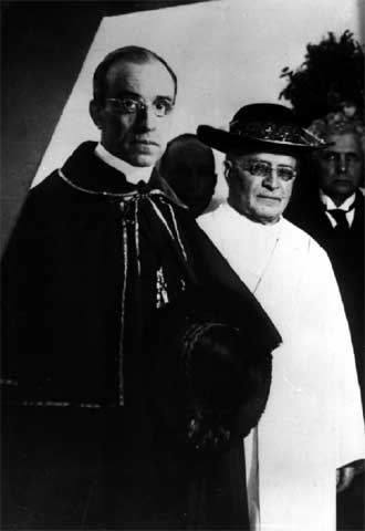 Pío XI (detrás) y su secretario, el cardenal Eugenio Pacelli, futuro papa Pío XII, en la basílica de San Pedro en marzo de 1939.